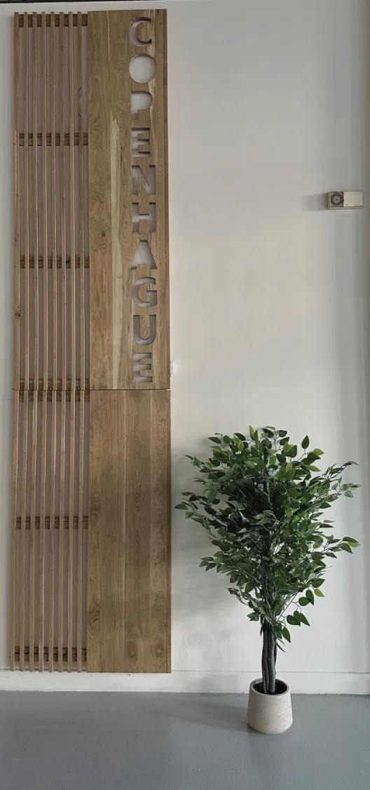 Panneau décoratif en bois sur mesure signalant la salle Copenhague, société Prodiser